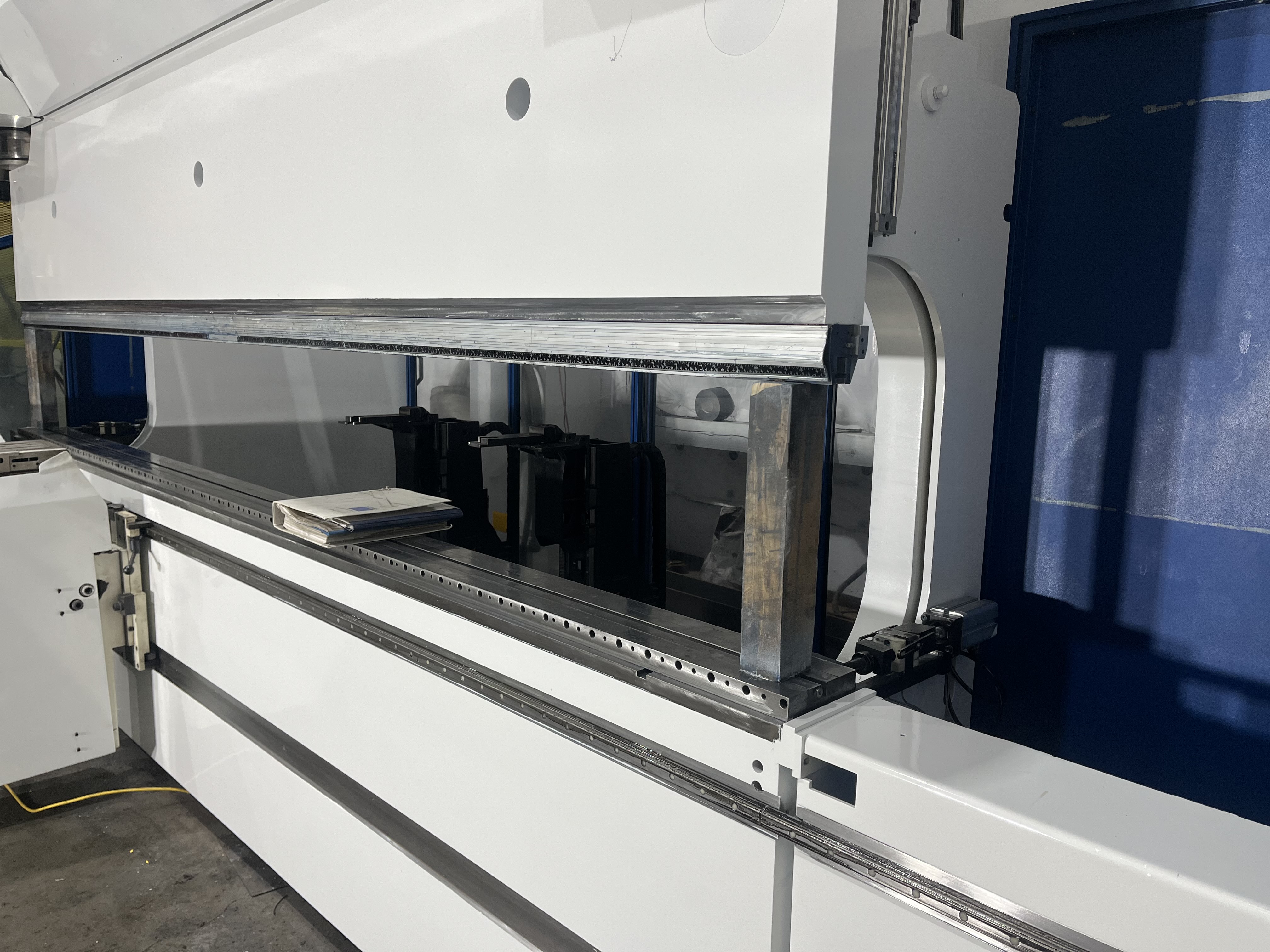 352 Ton X  14’ 2006 Trumpf Trumabend V320 CNC Hydraulic Press Brake 